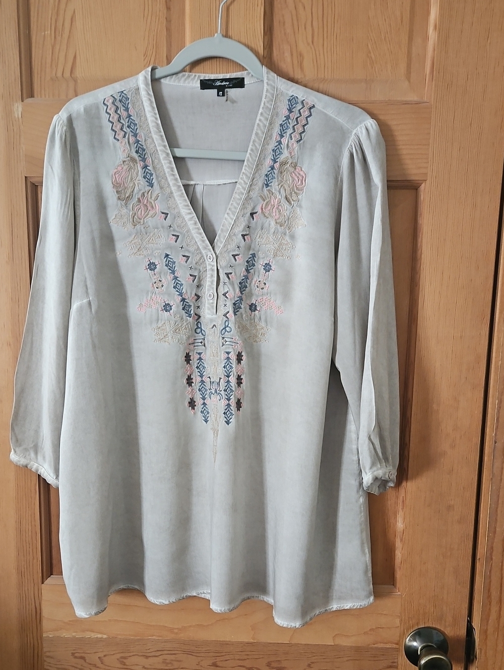 ANDREE BY UNIT Light Gray Embroidered V-Neck Tunic